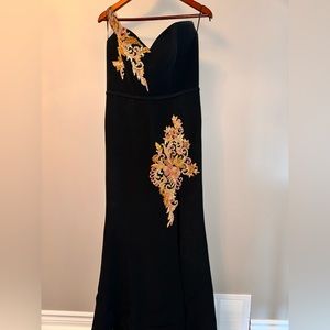 Luxurious ballgown. One sleeve. Fancy embroidery. Off the shoulder Crystal sleev